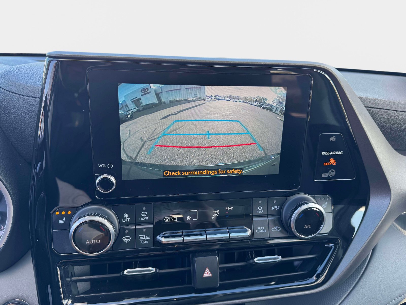 Used 2023 Toyota Highlander XLE image 25