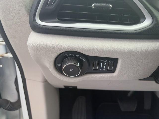 Used 2023 Chrysler Pacifica Touring-L FWD image 20