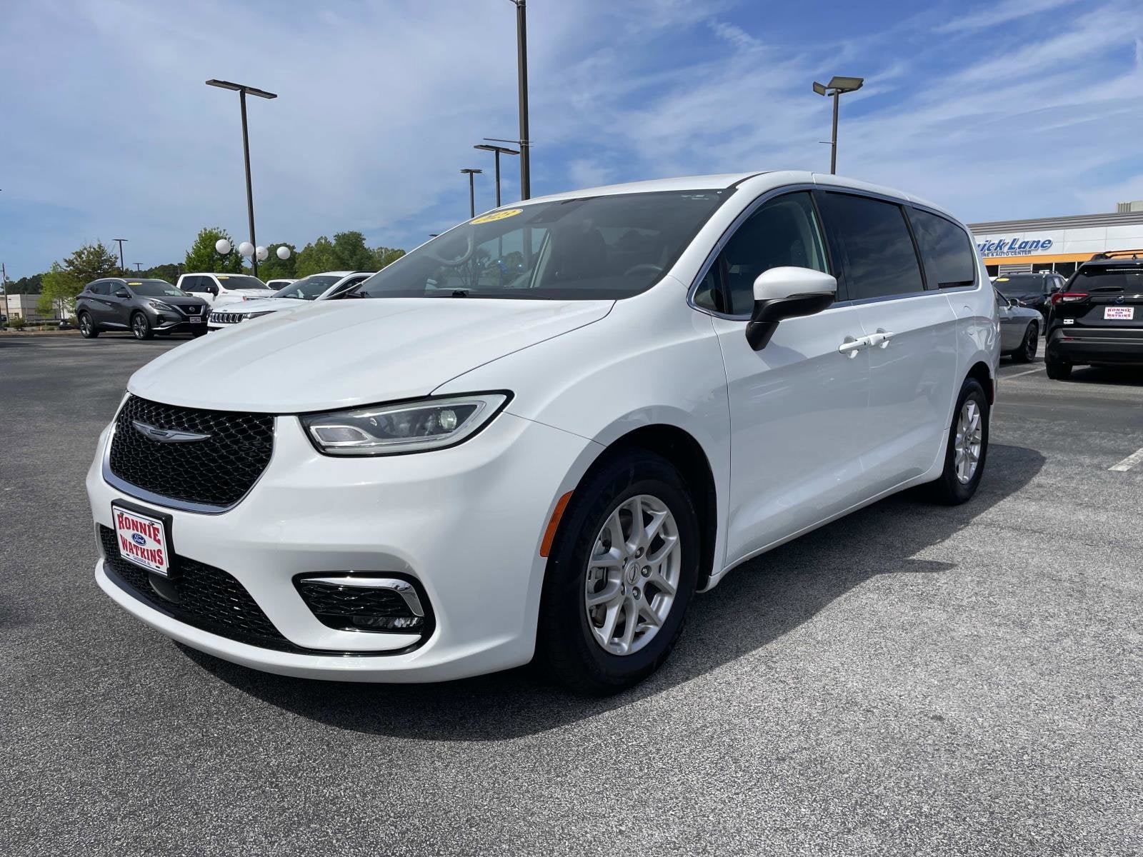 Used 2023 Chrysler Pacifica Touring-L FWD image 9