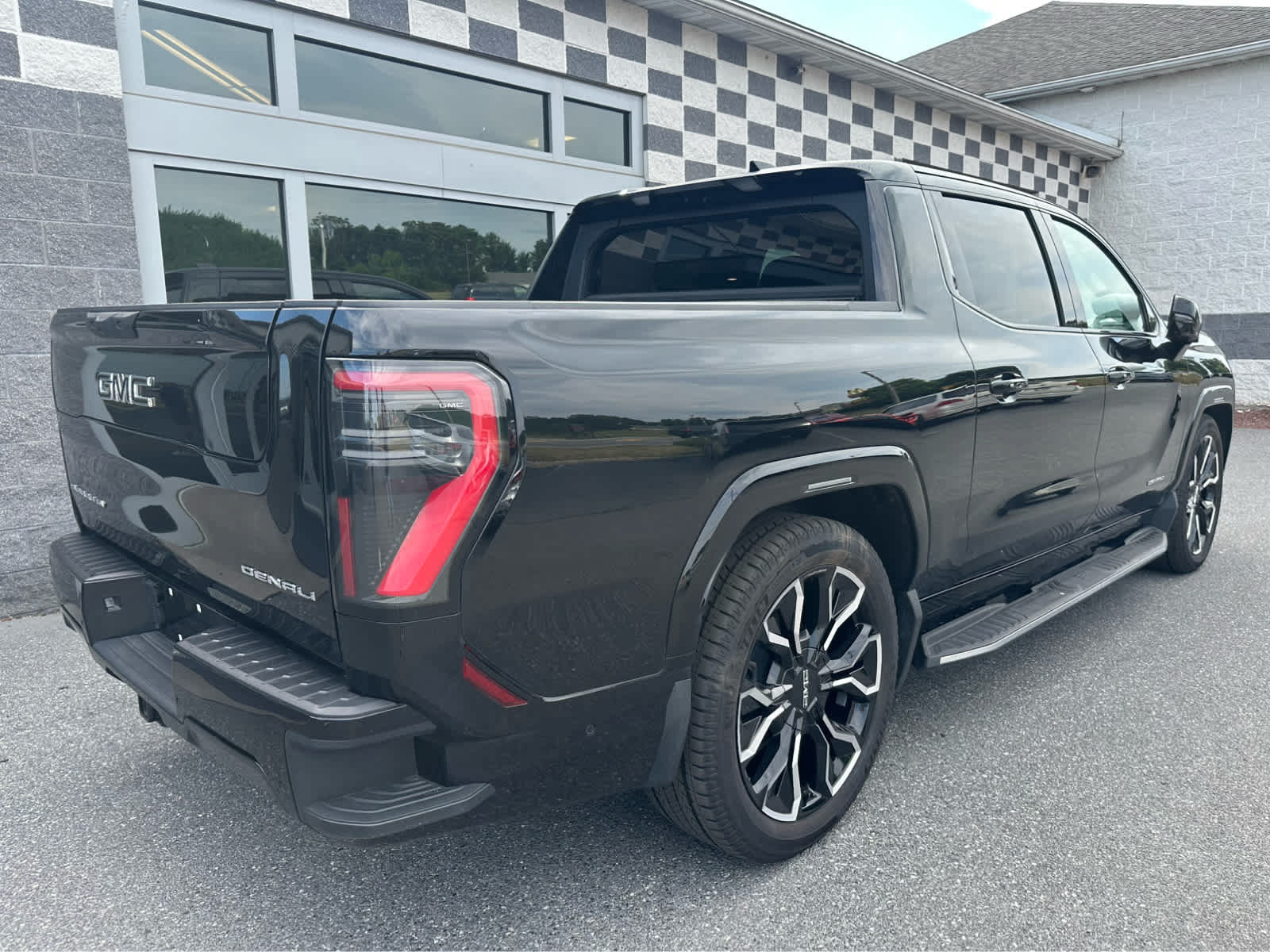 Used 2025 GMC Sierra EV Denali AWD/4WD image 7