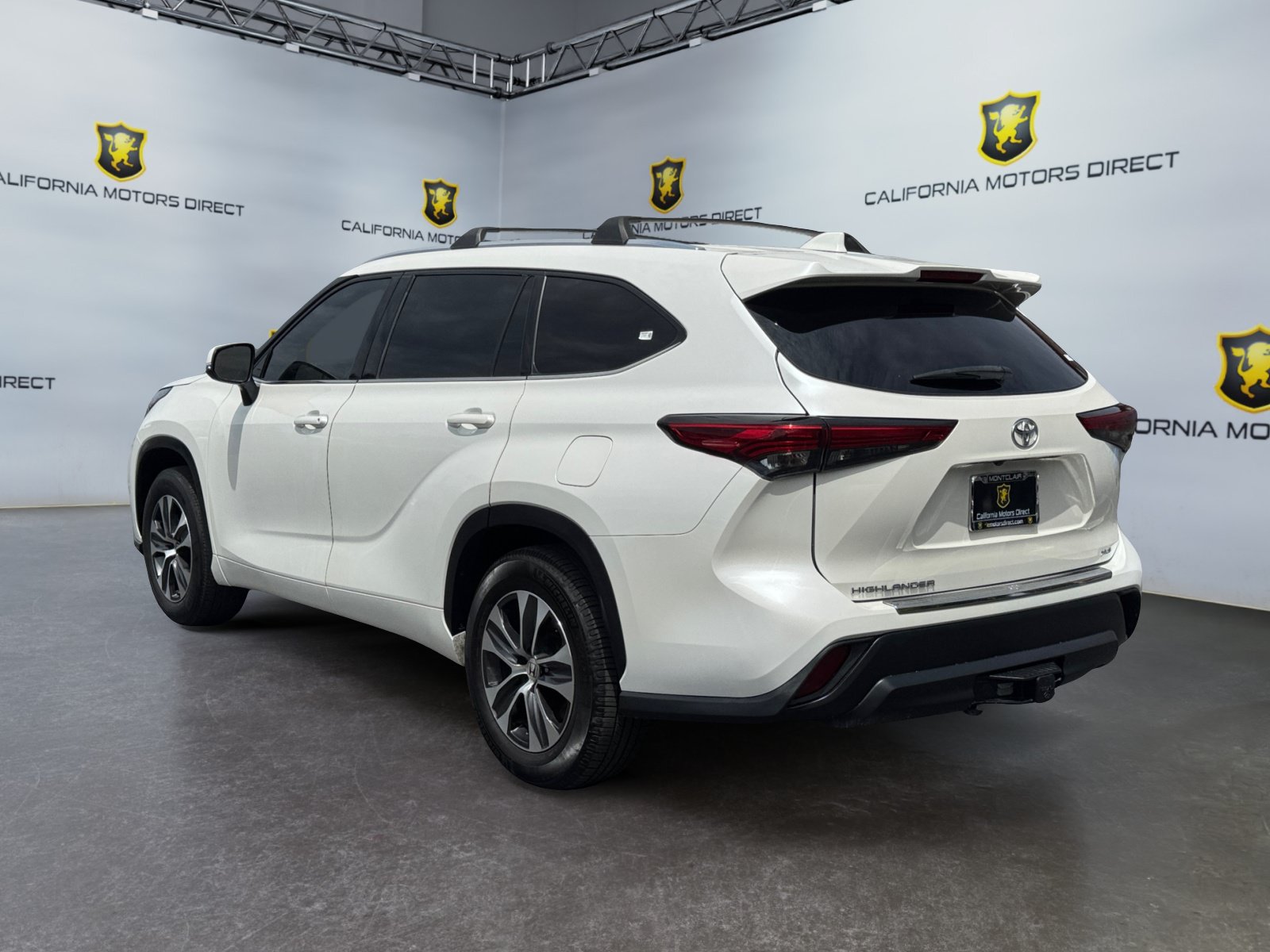 Used 2021 Toyota Highlander XLE FWD image 3