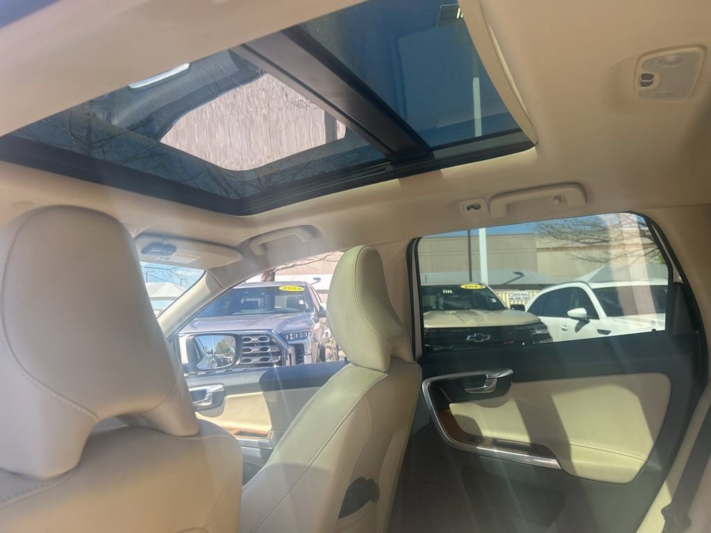 Used 2016 Volvo XC60 T6 Platinum image 12