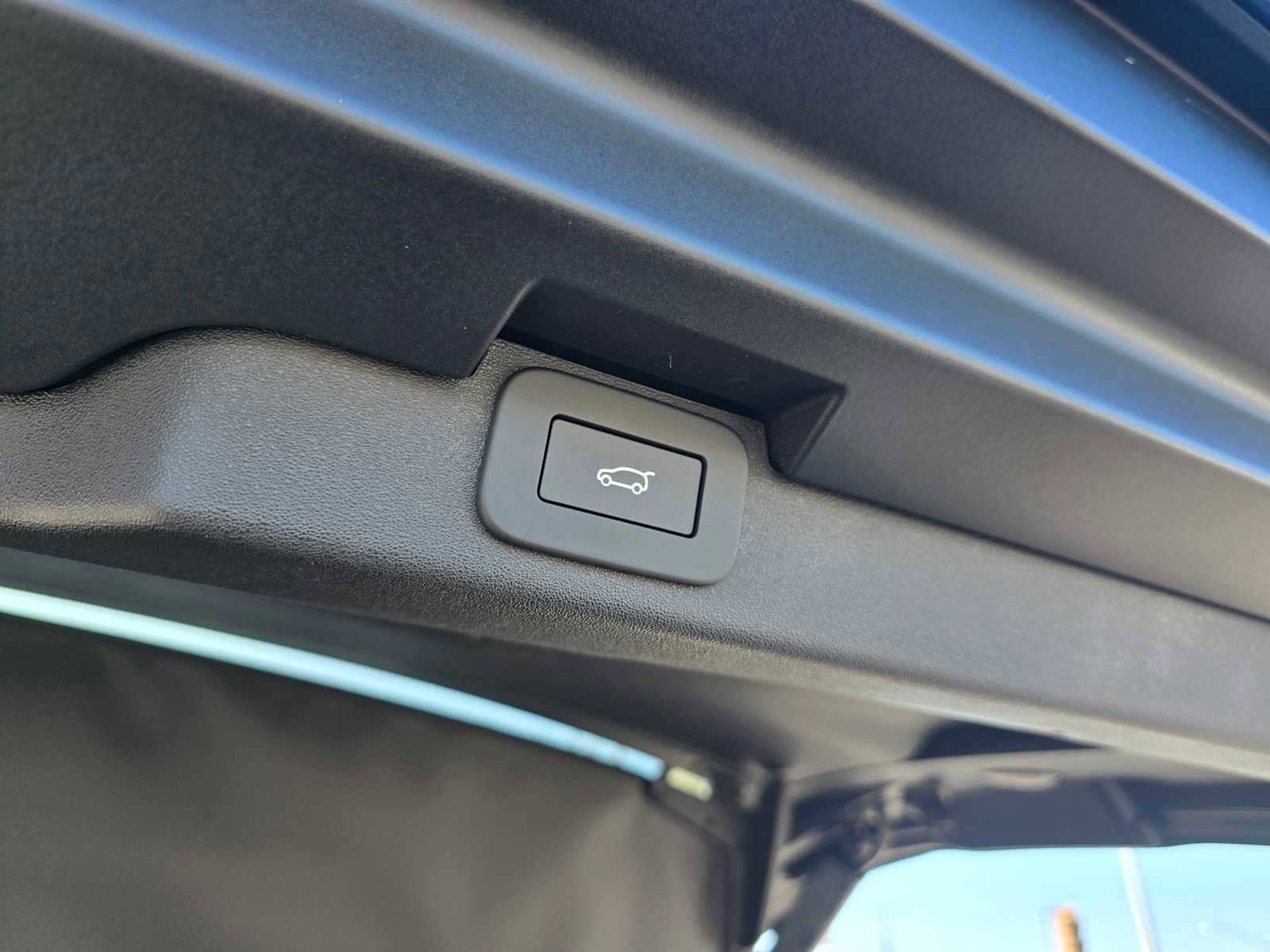 New 2025 Land Rover Discovery S image 19