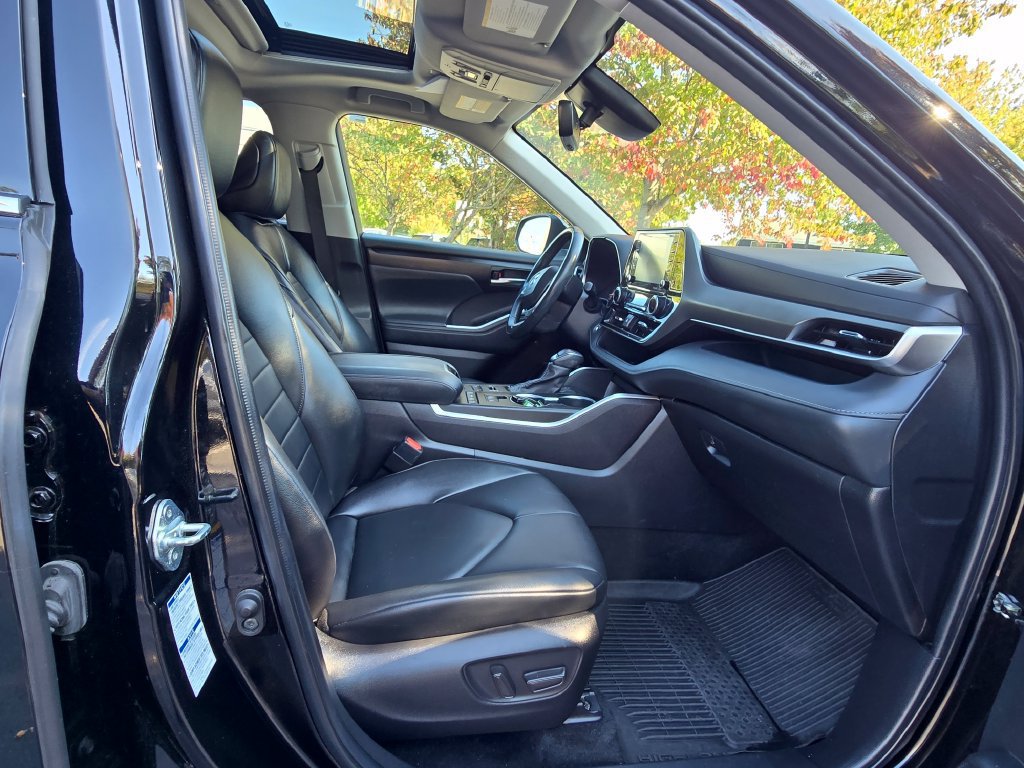 Certified 2022 Toyota Highlander XLE AWD/4WD image 11