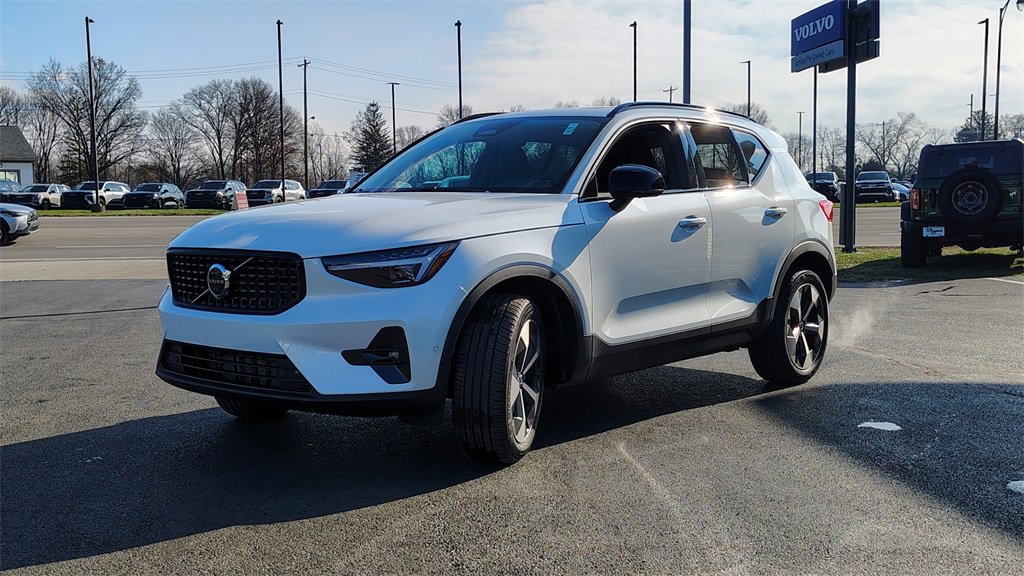 New 2026 Volvo XC40 B5 Plus w/ Climate Package image 6