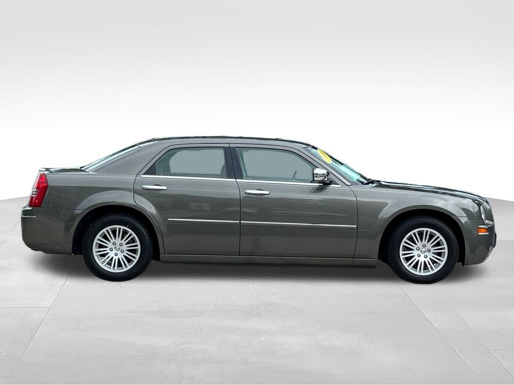 Used 2010 Chrysler 300 Touring RWD image 4