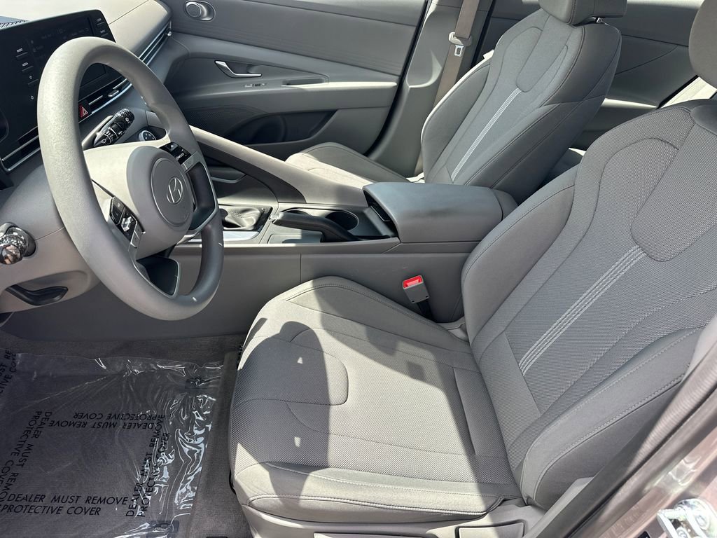 Used 2025 Hyundai Elantra SE image 9