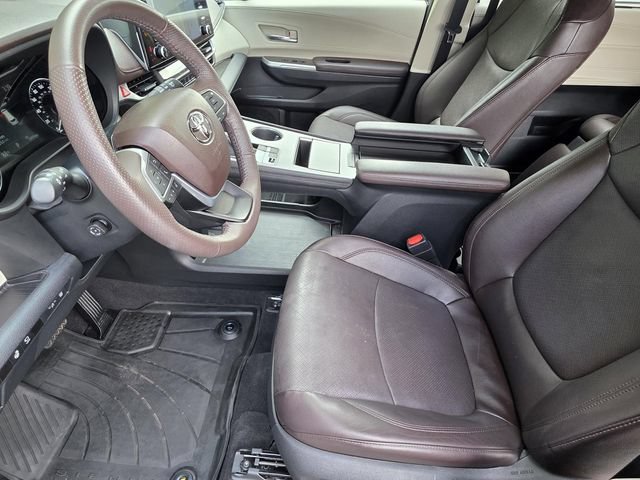 Used 2024 Toyota Sienna Platinum AWD/4WD image 6