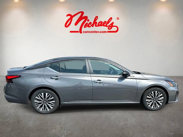 Used 2024 Nissan Altima 2.5 SV FWD image 2
