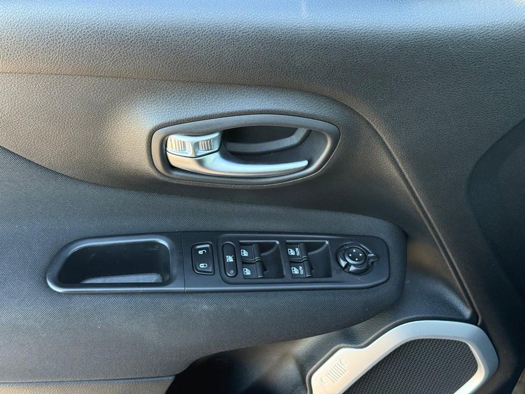 Used 2018 Jeep Renegade Latitude w/ Cold Weather Group AWD/4WD image 19