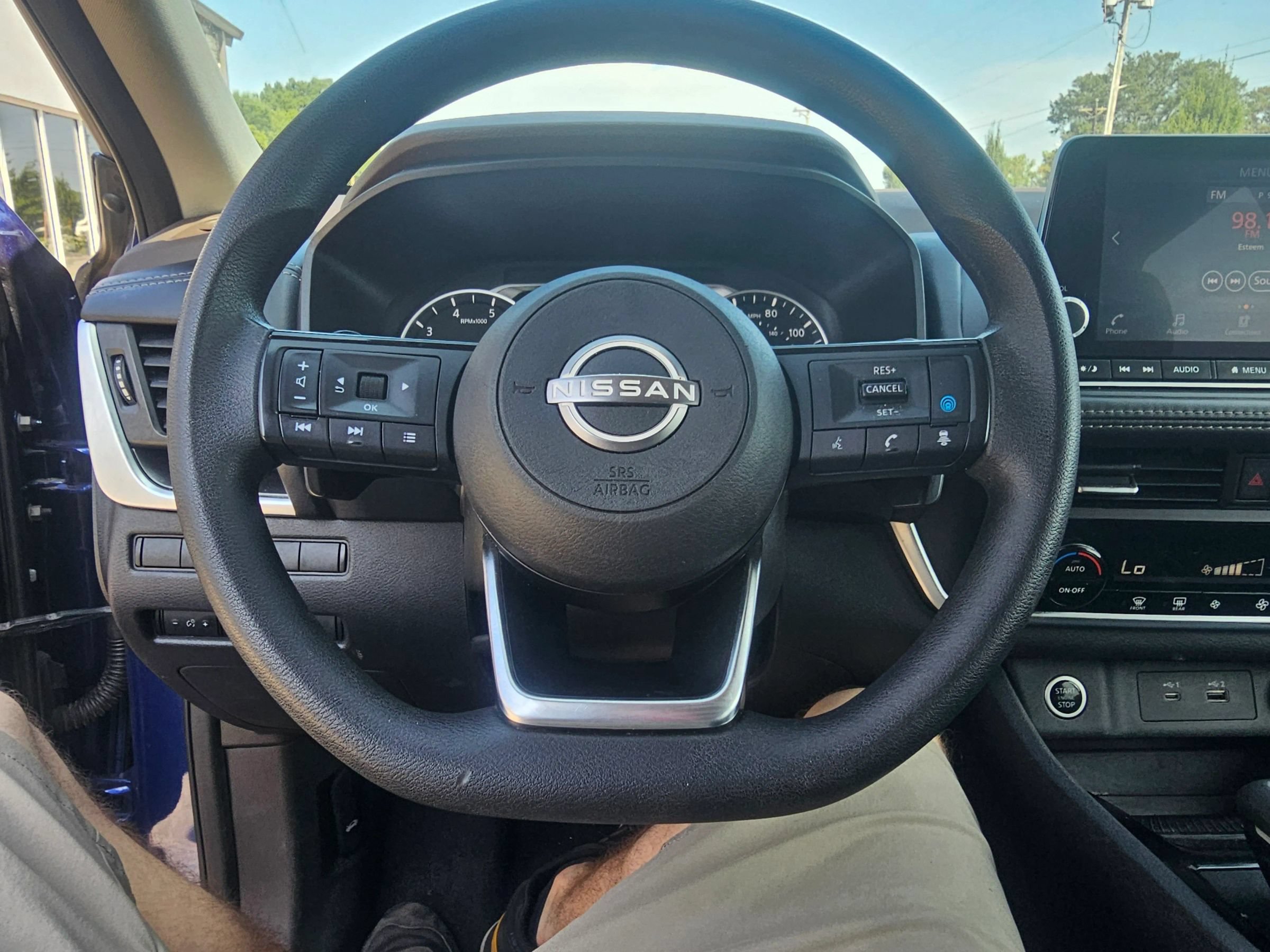 Used 2023 Nissan Rogue SV FWD image 17