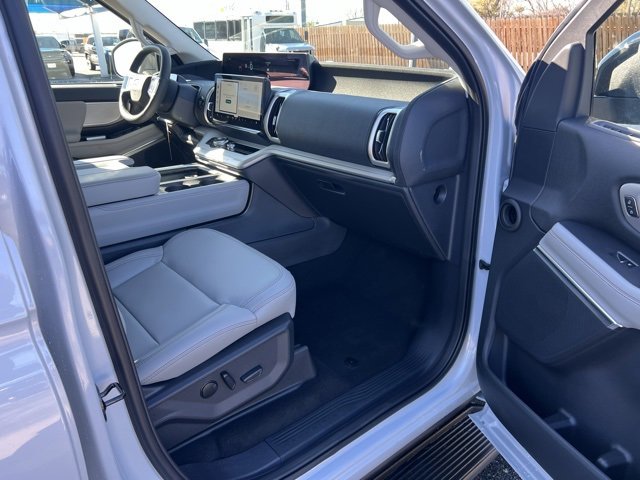 New 2025 Ford Expedition Active image 23