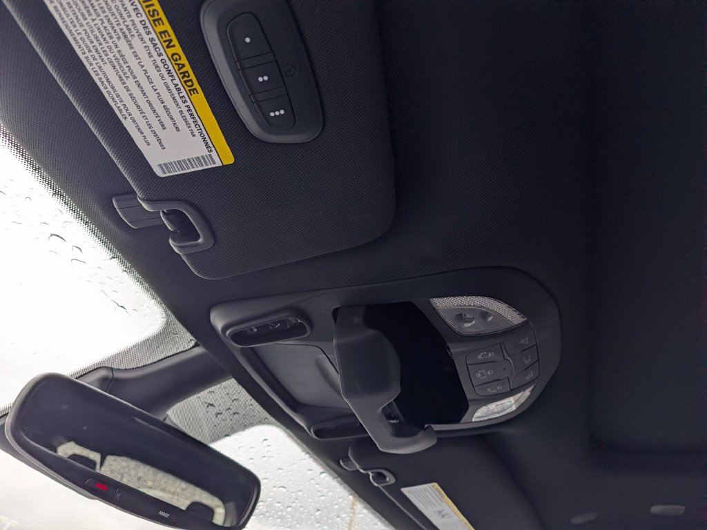 Used 2025 Chrysler Pacifica Limited FWD image 18