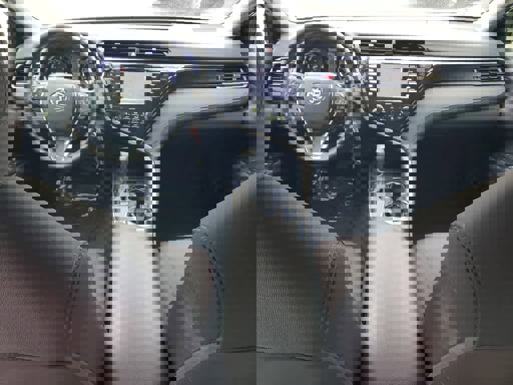 Used 2020 Toyota Camry LE image 12