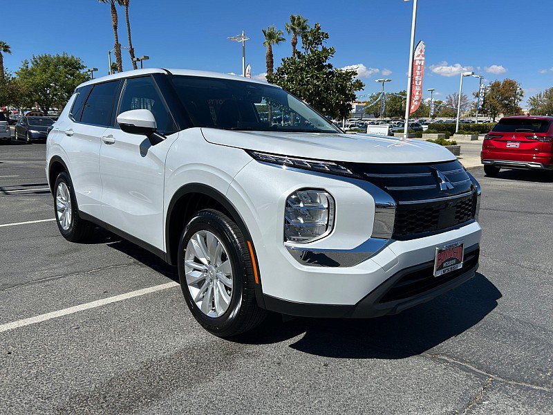 New 2025 Mitsubishi Outlander ES image 2