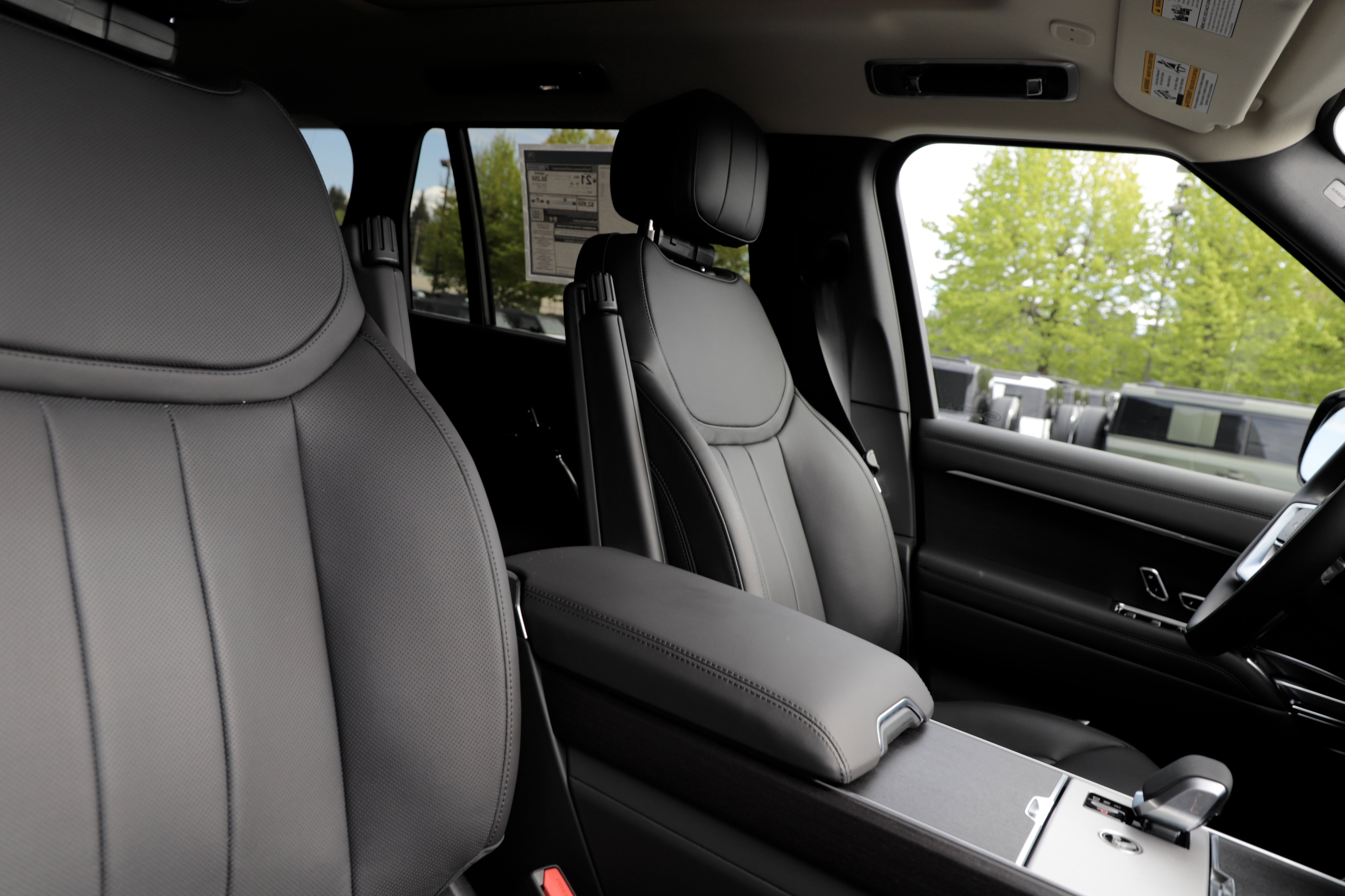 New 2026 Land Rover Range Rover Long Wheelbase SE AWD/4WD image 12