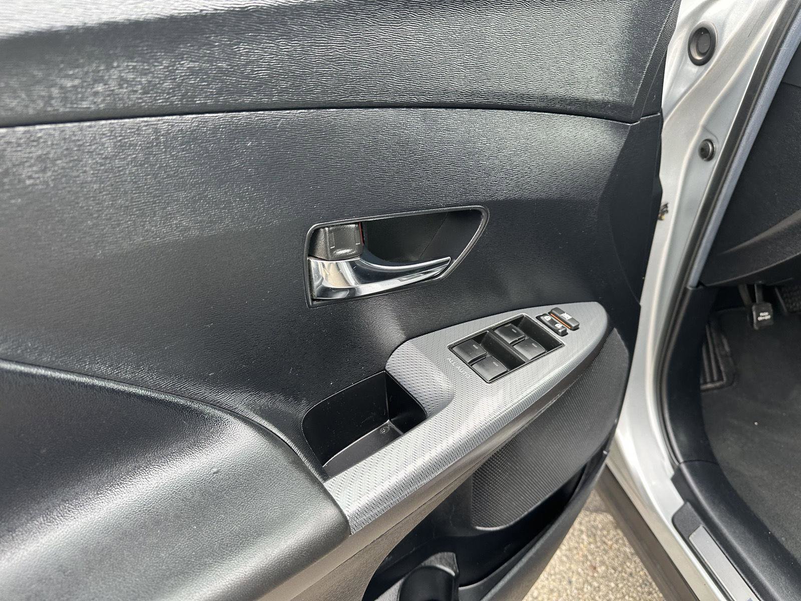 Used 2015 Toyota Venza LE image 17