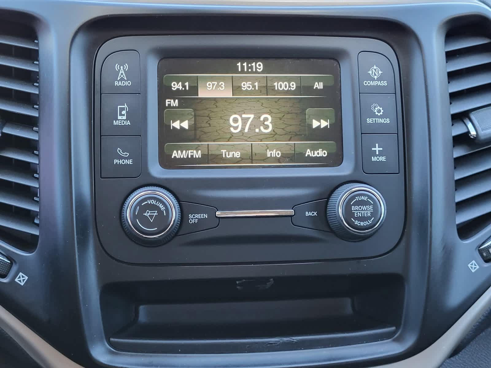 Used 2016 Jeep Cherokee Sport FWD image 18