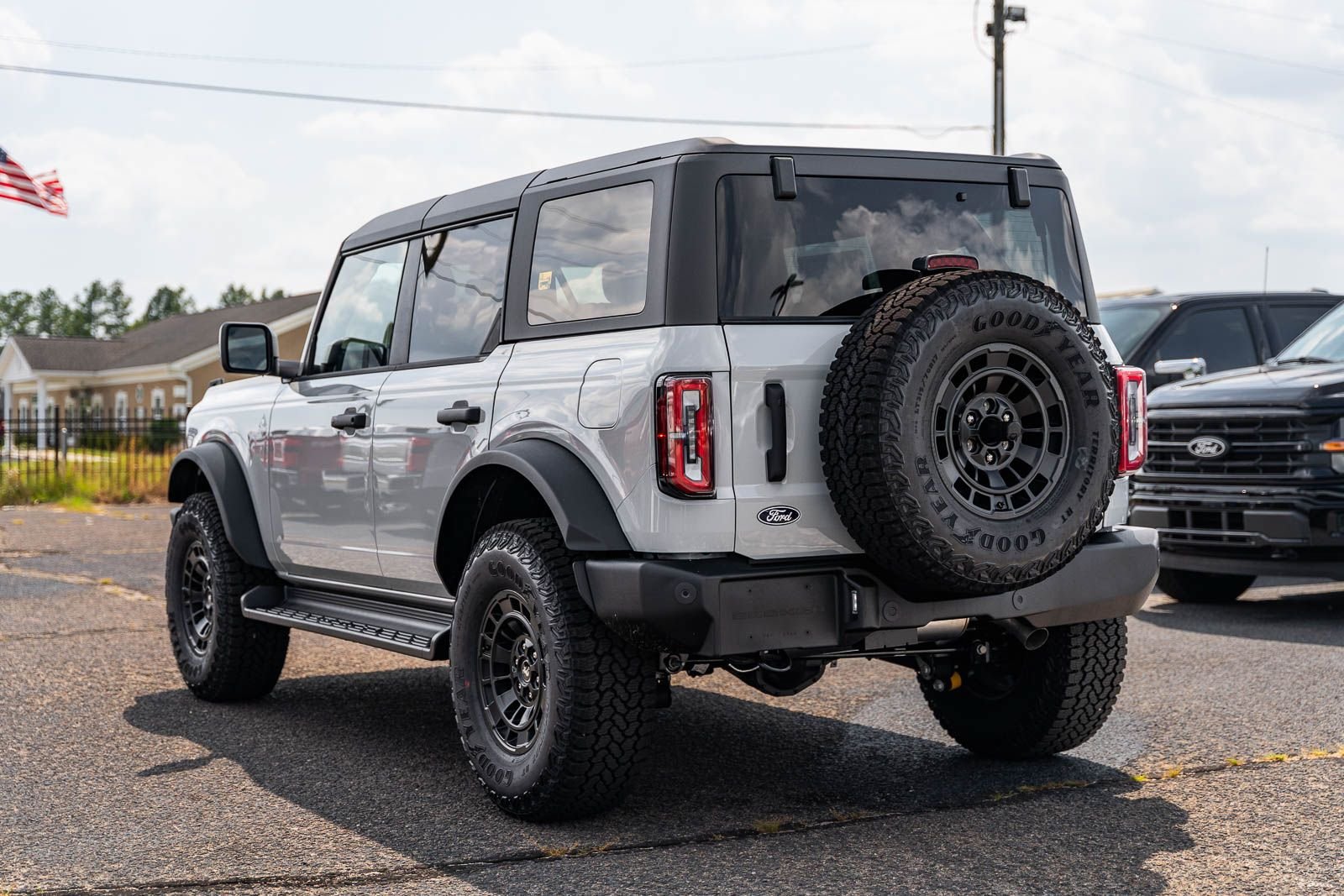 New 2026 Ford Bronco Outer Banks w/ Sasquatch Package AWD/4WD image 3