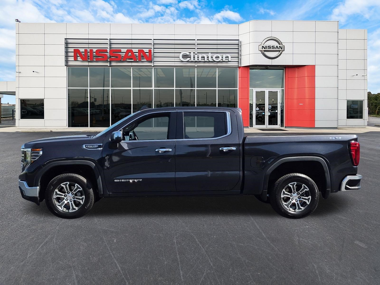 Used 2025 GMC Sierra 1500 SLT AWD/4WD image 6