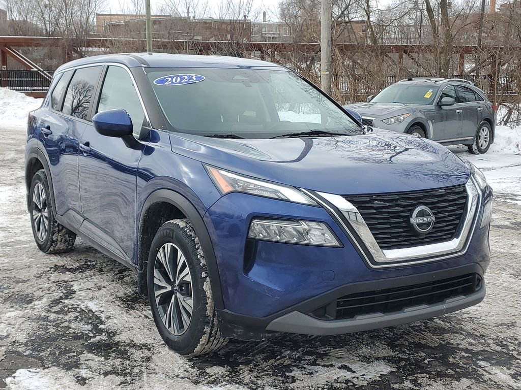 Used 2023 Nissan Rogue SV image 2