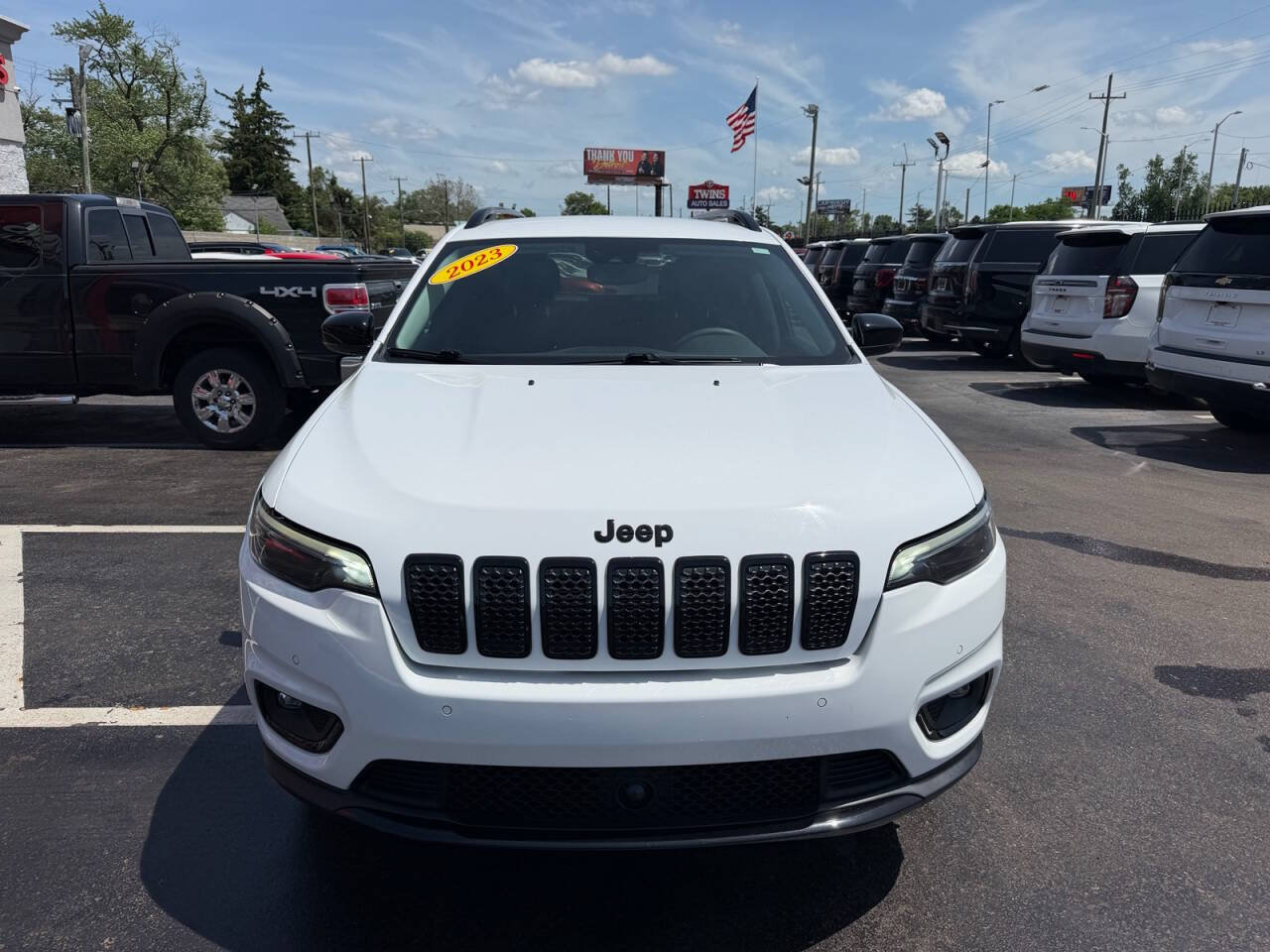 Used 2023 Jeep Cherokee Altitude Lux AWD/4WD image 2