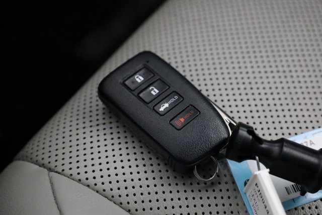 Used 2014 Lexus ES 300h w/ Luxury Package w/Bamboo Trim image 26