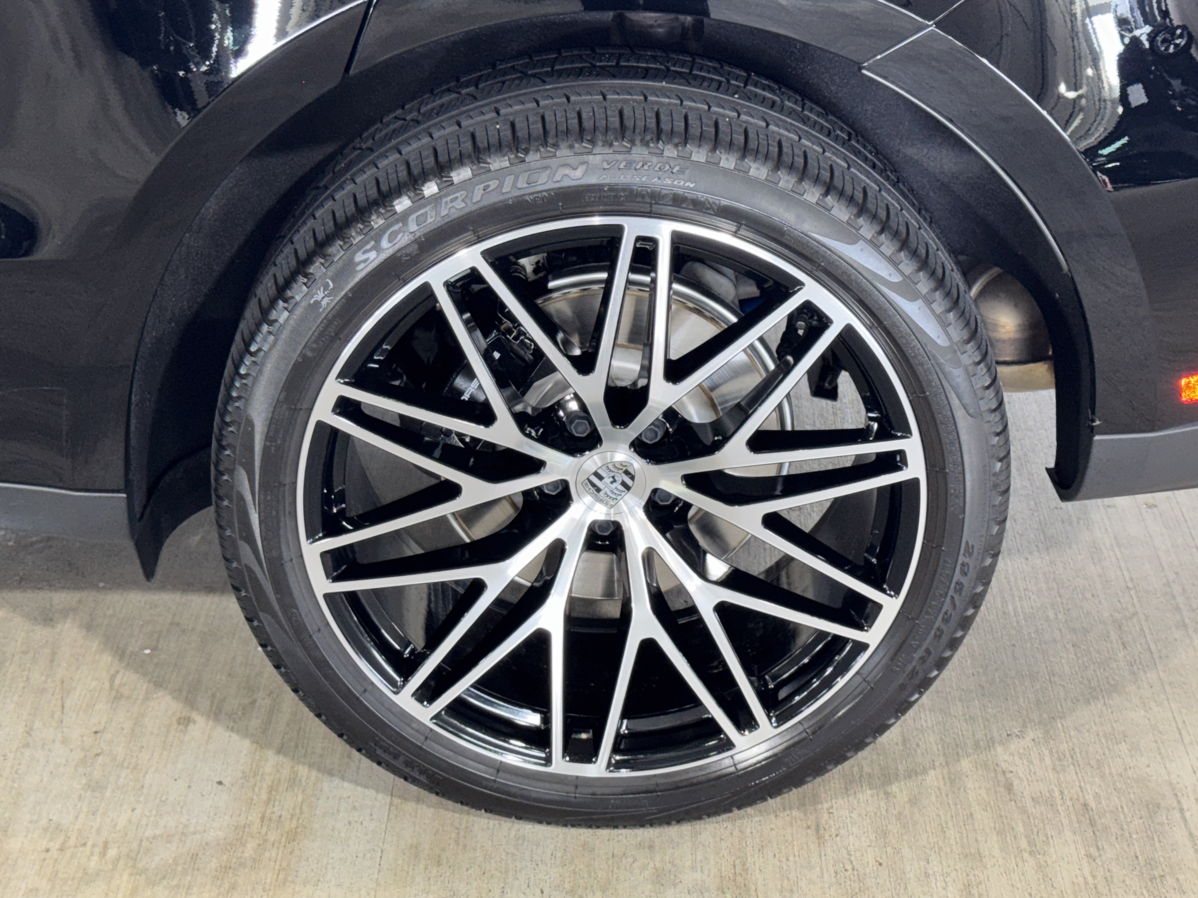 Used 2025 Porsche Macan AWD/4WD image 38