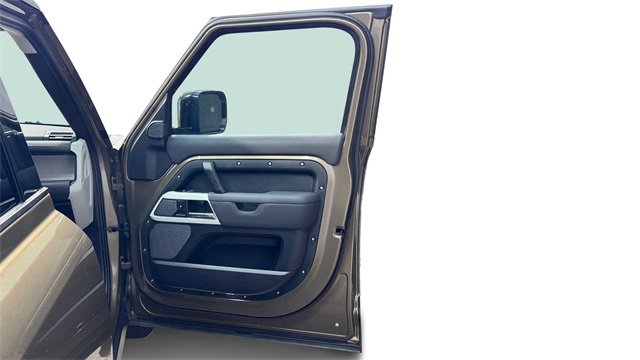 Used 2020 Land Rover Defender 110 SE image 9