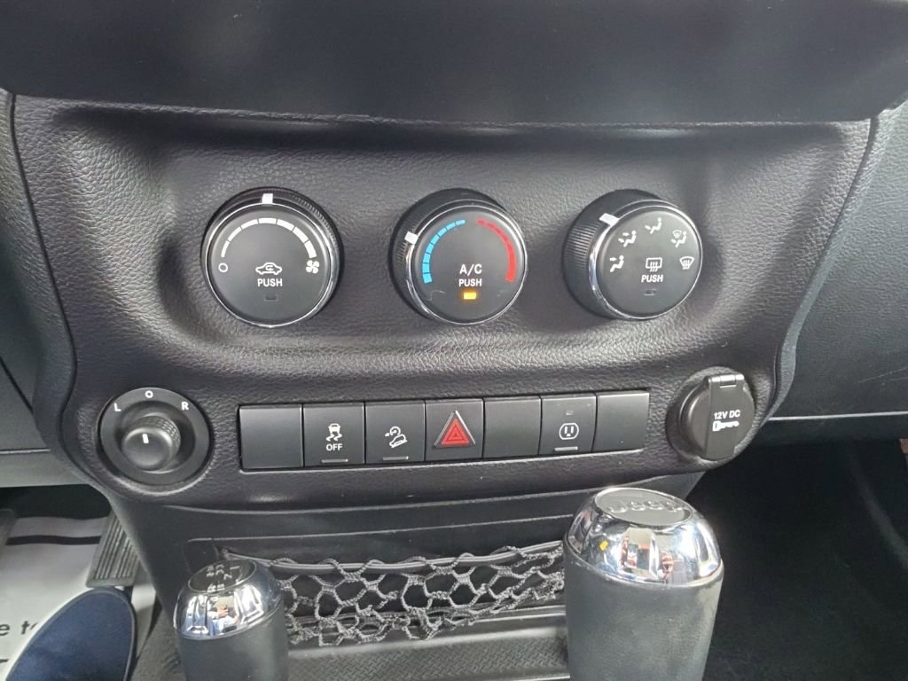 Used 2013 Jeep Wrangler Unlimited Sahara w/ Dual Top Group AWD/4WD image 13