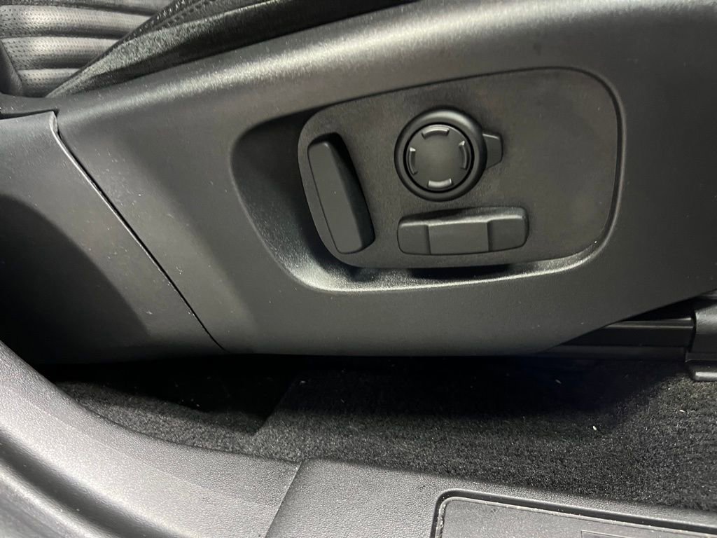 Used 2020 Land Rover Discovery Sport SE image 12