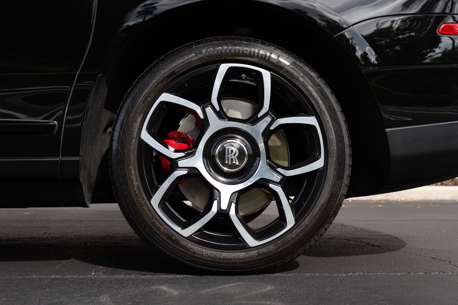 Used 2022 Rolls-Royce Cullinan Black Badge w/ Dark Exterior Package AWD/4WD image 27