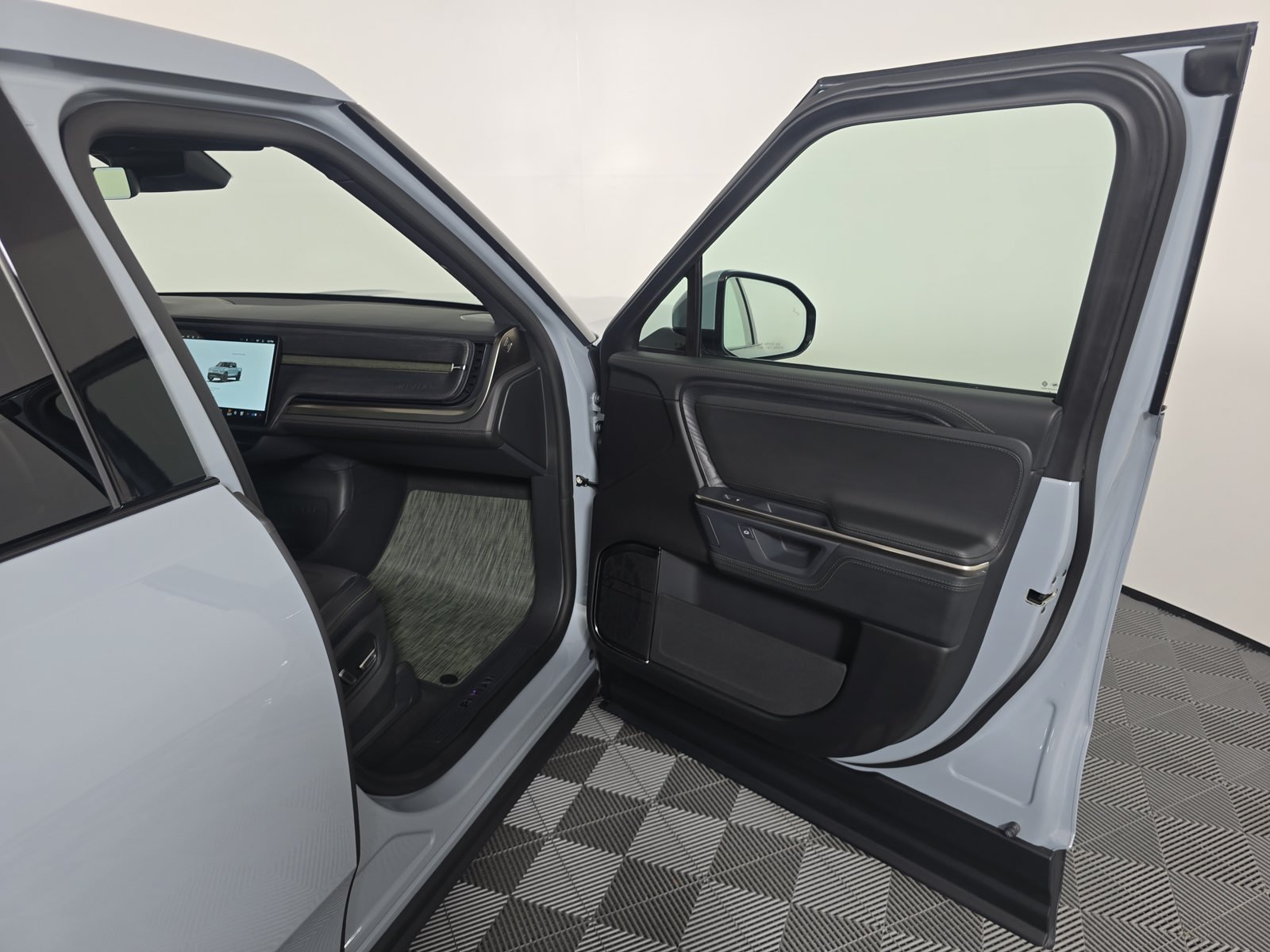Used 2025 Rivian R1T Adventure Dual AWD/4WD image 18