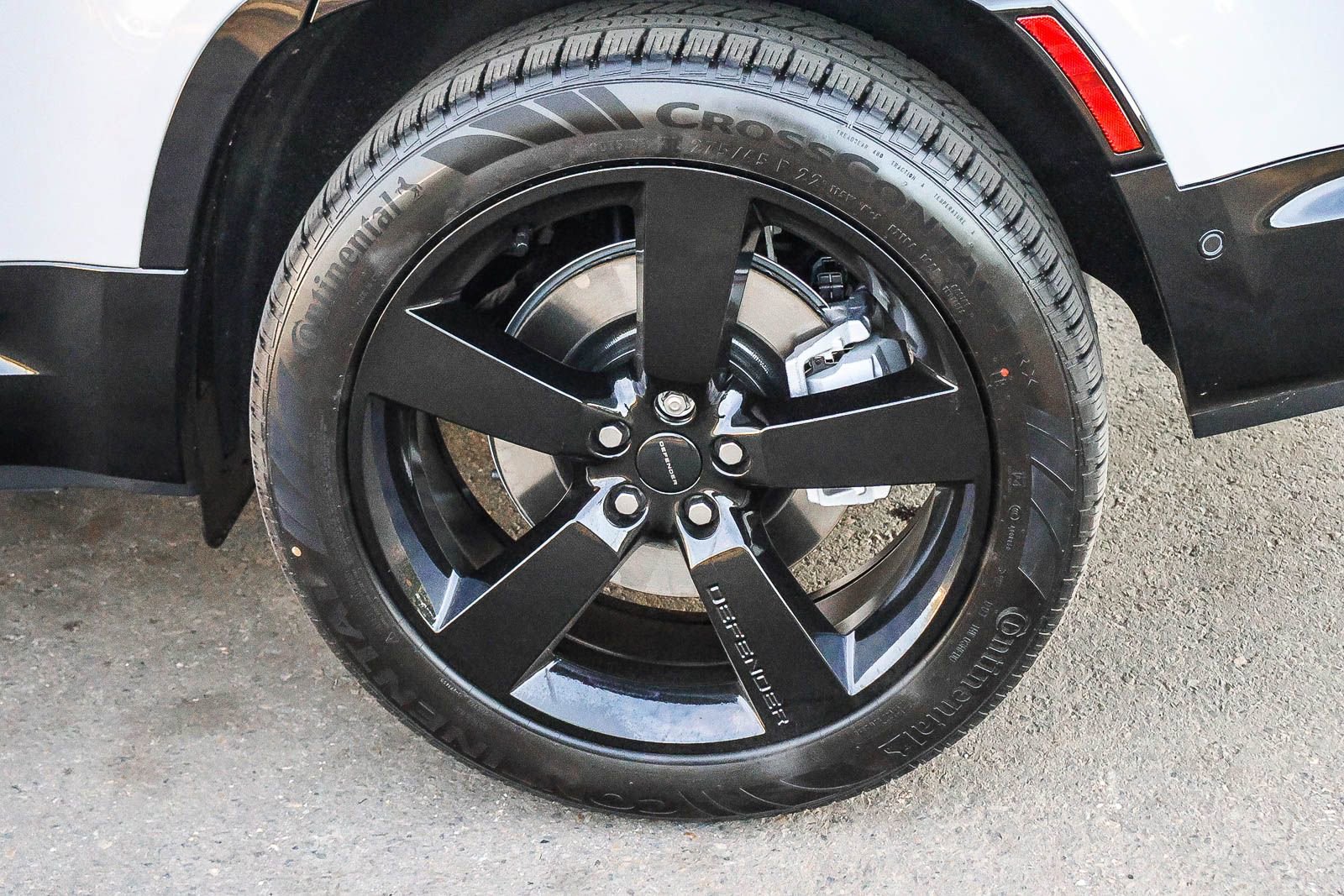 New 2026 Land Rover Defender 130 X-Dynamic SE image 10