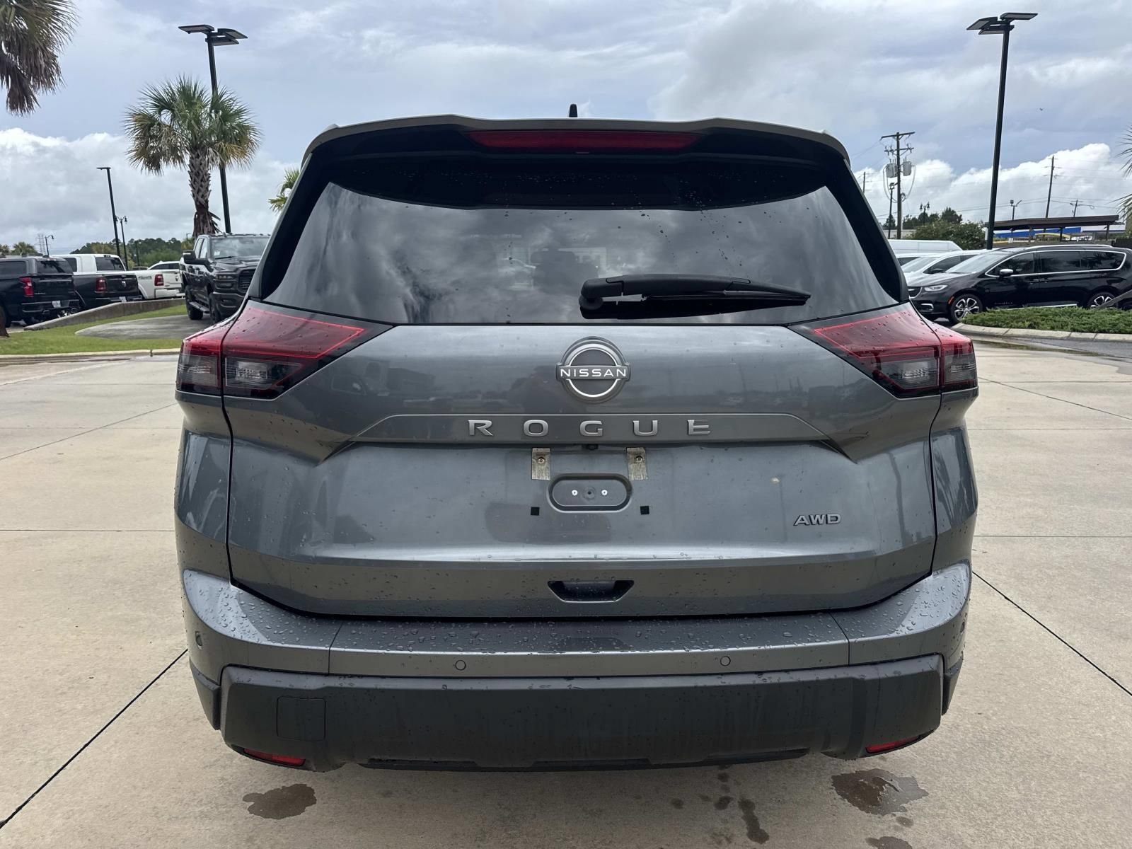 Used 2024 Nissan Rogue S AWD/4WD image 6