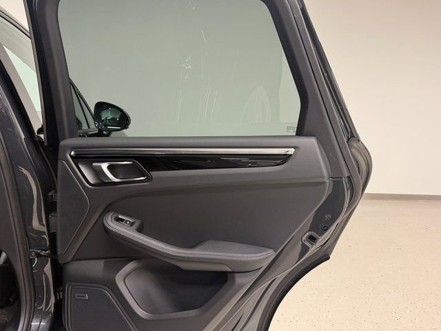 Certified 2025 Porsche Macan AWD/4WD image 37