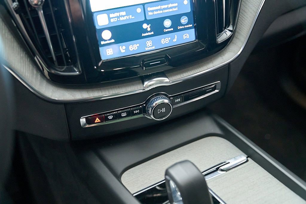Certified 2025 Volvo XC60 B5 Plus w/ Climate Package AWD/4WD image 17