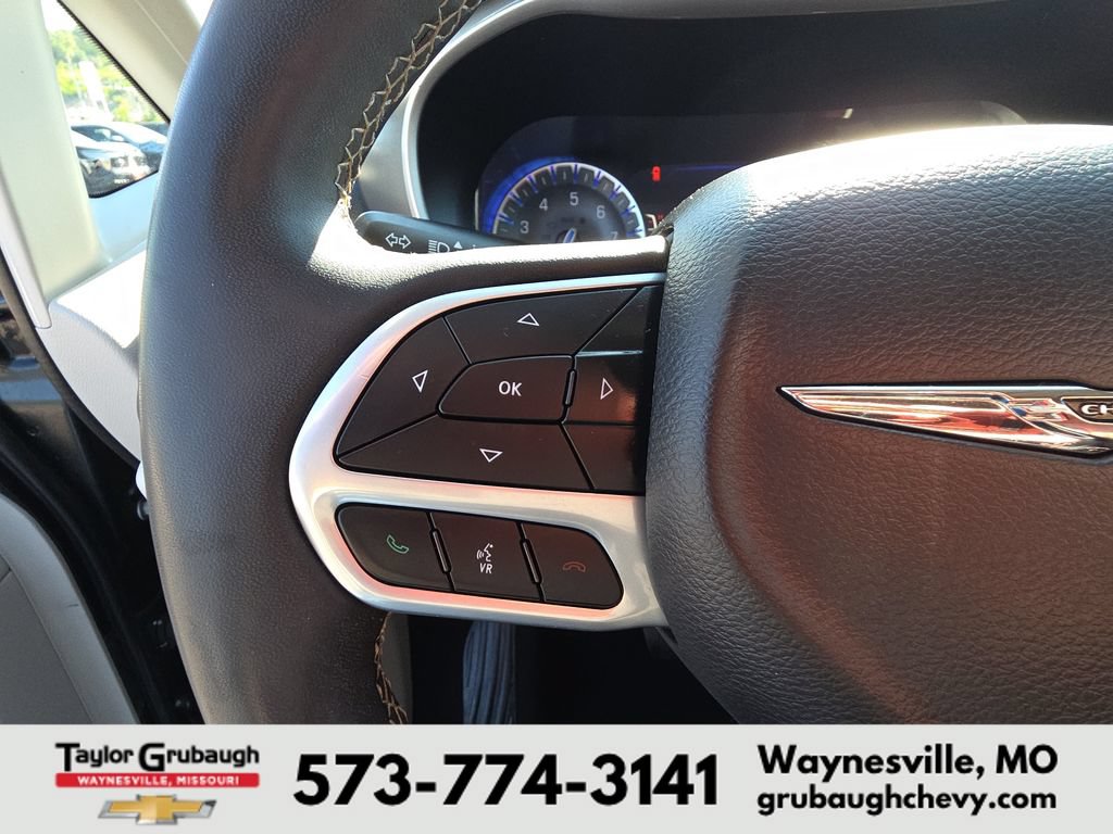 Used 2023 Chrysler Pacifica Touring-L FWD image 18