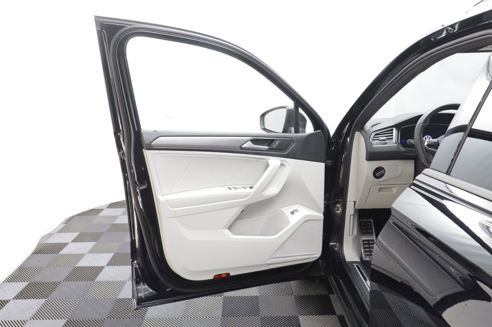 Used 2022 Volkswagen Tiguan SE R-Line image 5