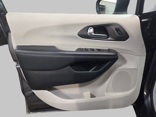 Used 2023 Chrysler Pacifica Touring-L image 29