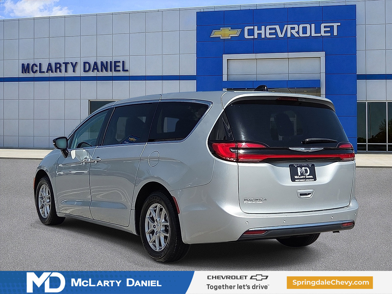 Used 2024 Chrysler Pacifica Touring-L FWD image 4