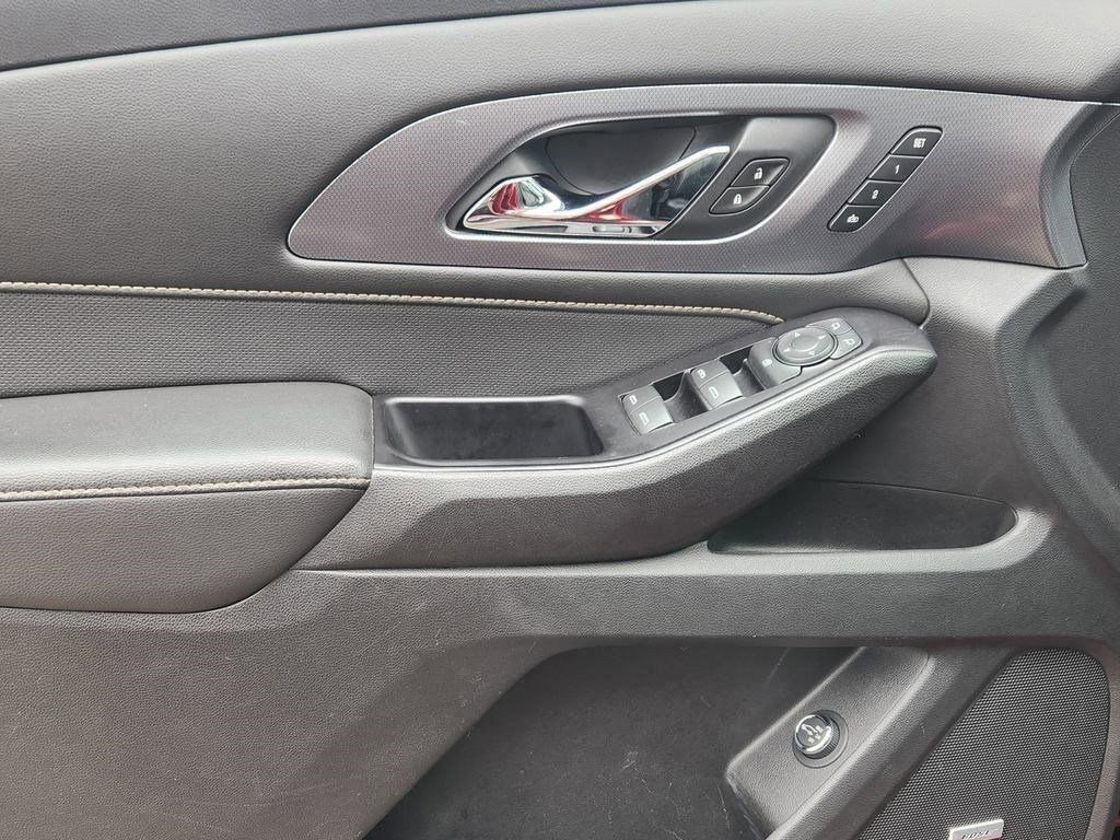 Used 2020 Chevrolet Traverse Premier w/ LPO, Black Accent Package image 3