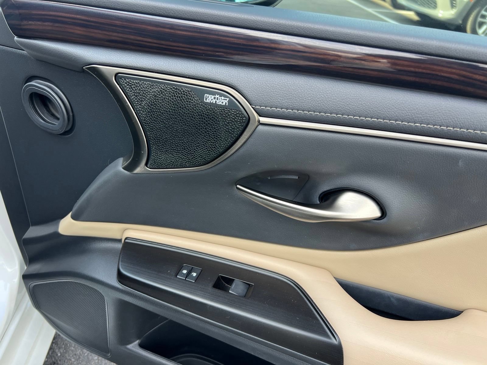 Used 2019 Lexus ES 300h Ultra Luxury w/ Accessory Package 2 FWD image 71