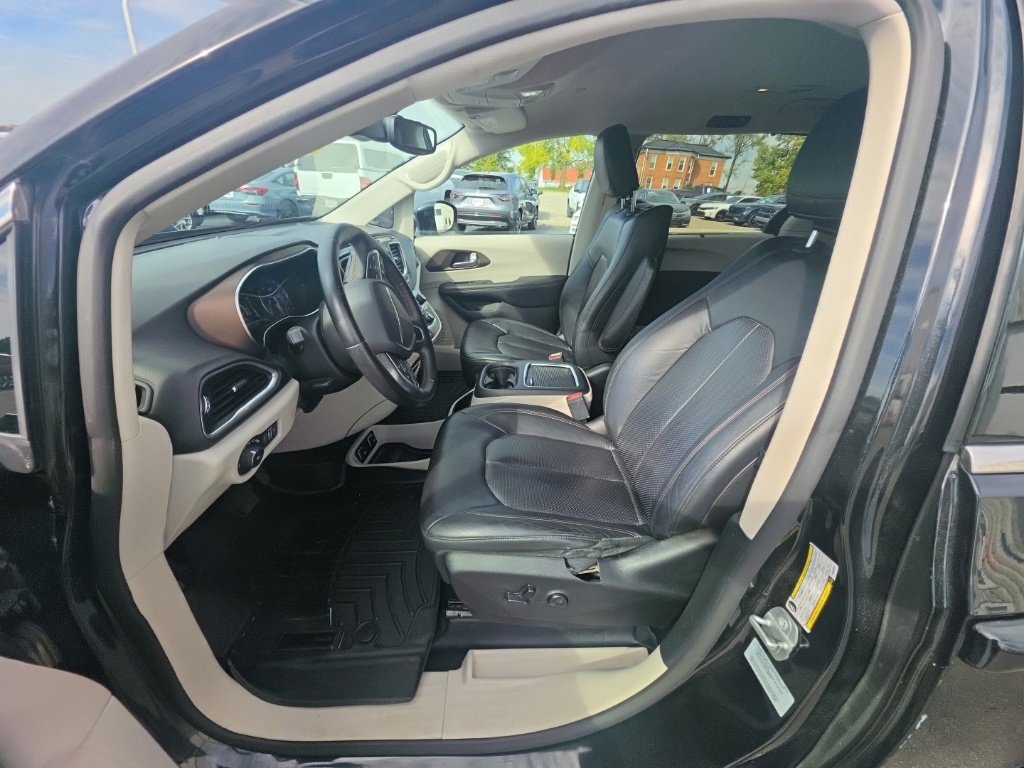 Used 2017 Chrysler Pacifica Touring-L Plus w/ Advanced Safetytec Group FWD image 16