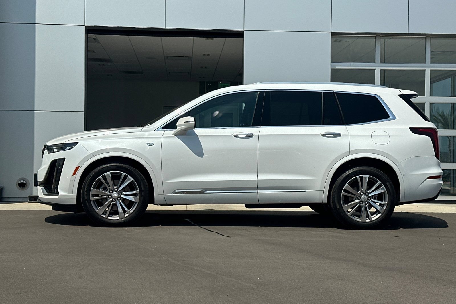 Used 2024 Cadillac XT6 Premium Luxury w/ Technology Package FWD image 7