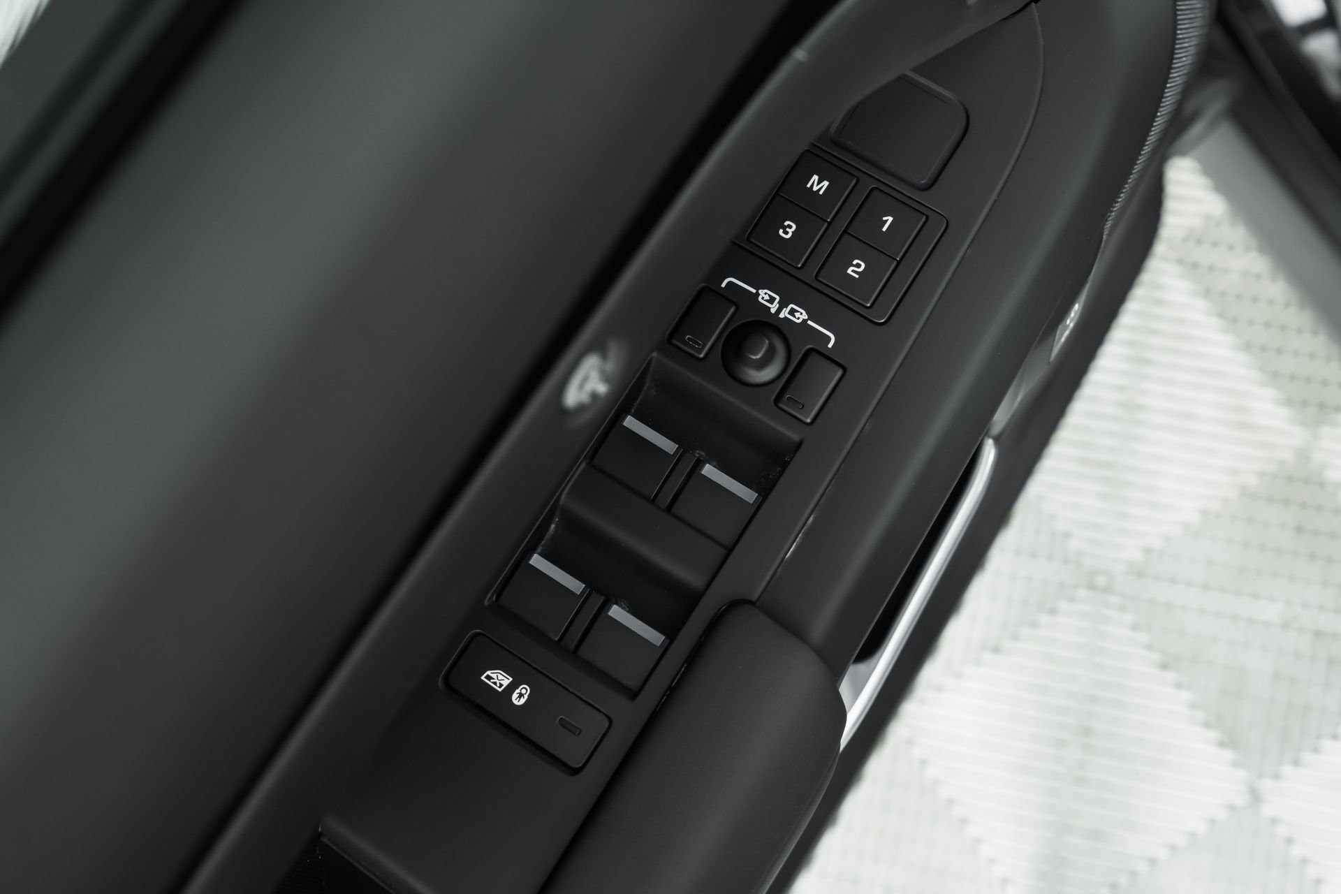 Used 2025 Land Rover Defender 110 S image 82