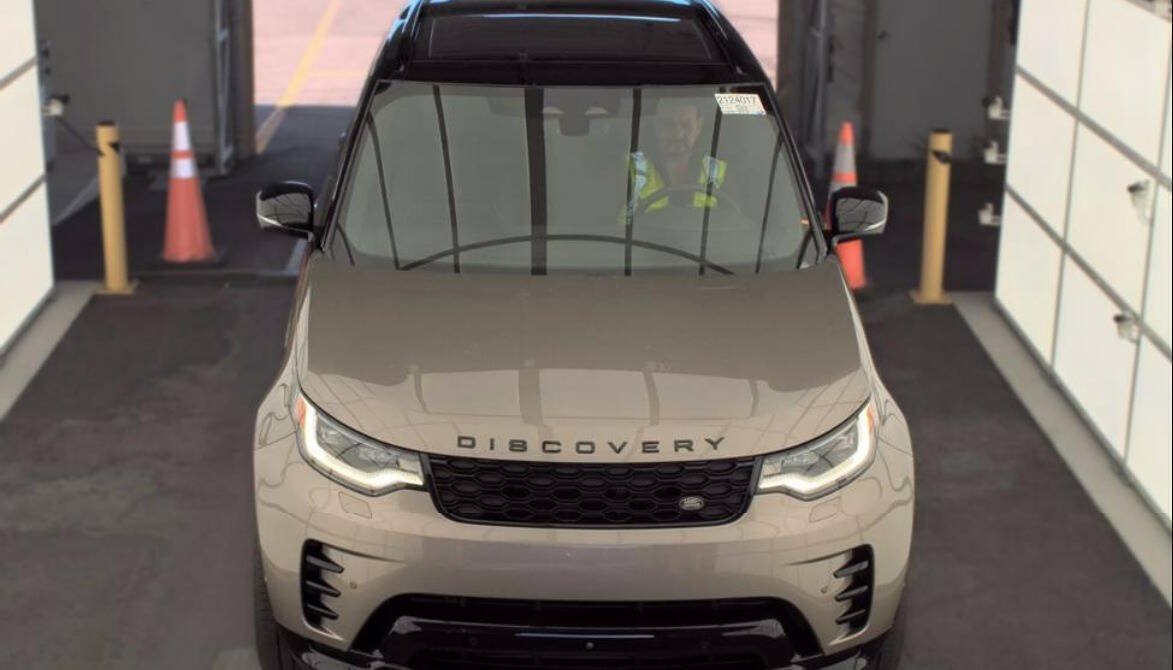 Used 2024 Land Rover Discovery Dynamic SE AWD/4WD image 3