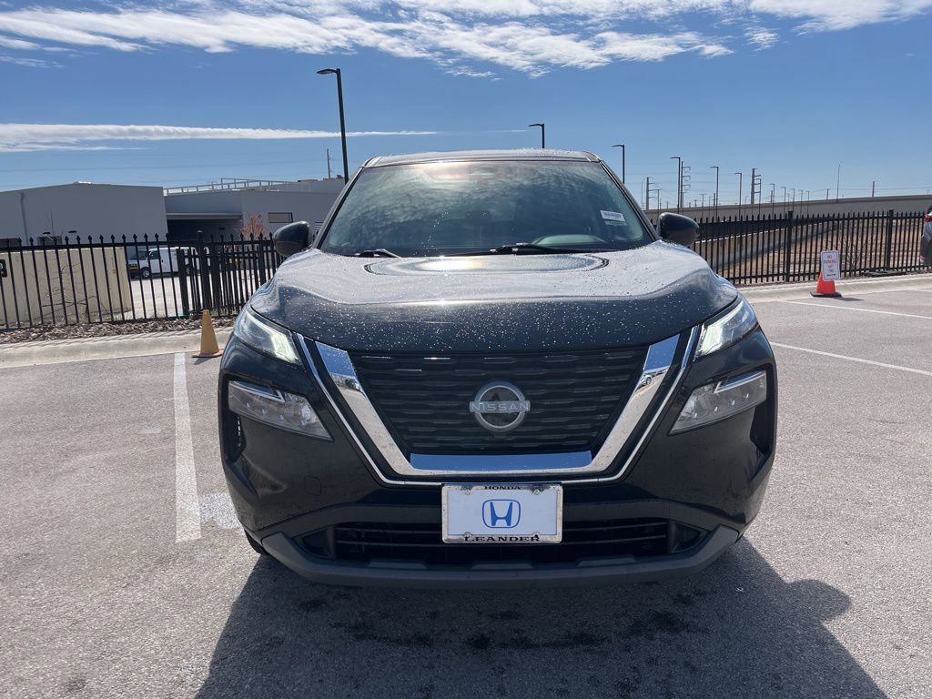 Used 2023 Nissan Rogue SV image 2