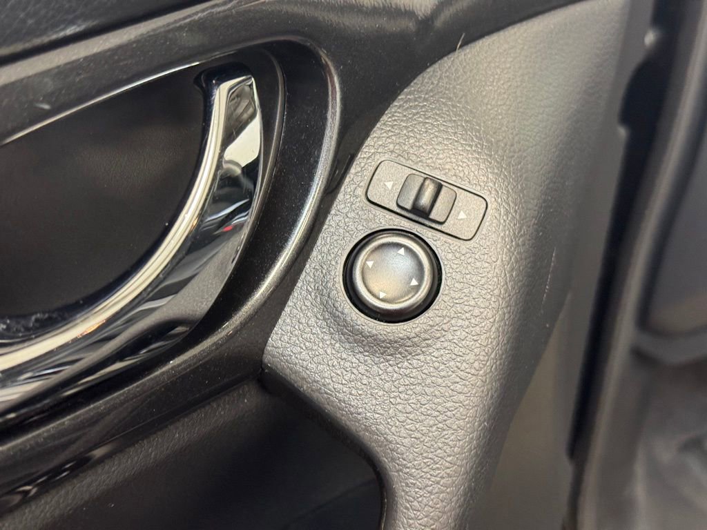 Used 2020 Nissan Rogue SV image 9