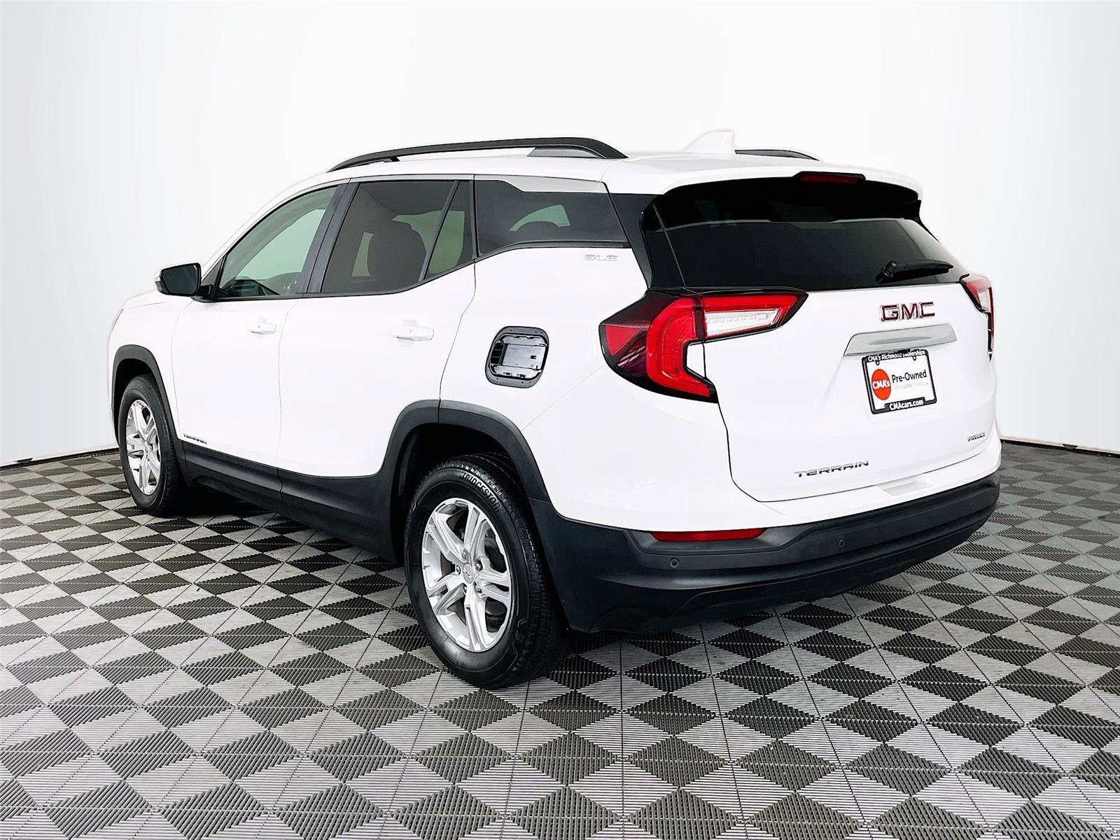 Used 2023 GMC Terrain SLE w/ Driver Convenience Package image 6